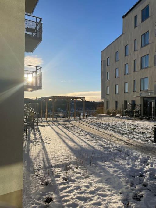 Newly Built Bright Apartment, Close To Everything If You Want To Visit Stockholm, You Will Find The Perfect Accommodation Here! Ferry Line 80 Makes It Very Convenient And Easy To Get To The City Center 纳卡 外观 照片