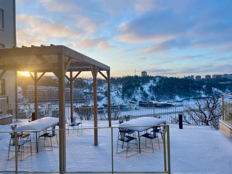 Newly Built Bright Apartment, Close To Everything If You Want To Visit Stockholm, You Will Find The Perfect Accommodation Here! Ferry Line 80 Makes It Very Convenient And Easy To Get To The City Center 纳卡 外观 照片