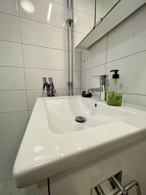 Newly Built Bright Apartment, Close To Everything If You Want To Visit Stockholm, You Will Find The Perfect Accommodation Here! Ferry Line 80 Makes It Very Convenient And Easy To Get To The City Center 纳卡 外观 照片