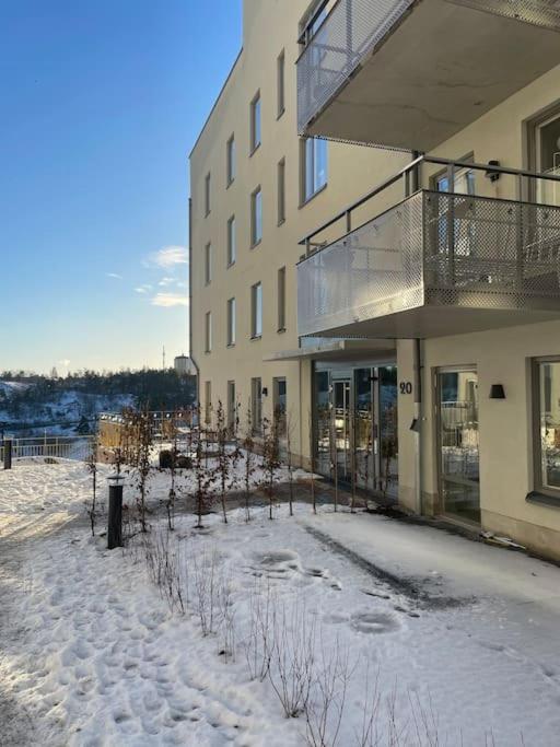 Newly Built Bright Apartment, Close To Everything If You Want To Visit Stockholm, You Will Find The Perfect Accommodation Here! Ferry Line 80 Makes It Very Convenient And Easy To Get To The City Center 纳卡 外观 照片
