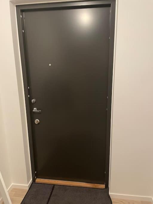 Newly Built Bright Apartment, Close To Everything If You Want To Visit Stockholm, You Will Find The Perfect Accommodation Here! Ferry Line 80 Makes It Very Convenient And Easy To Get To The City Center 纳卡 外观 照片