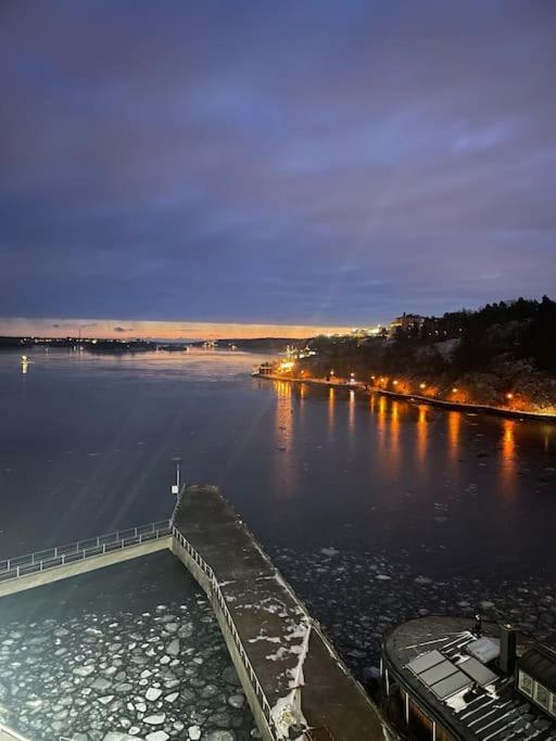 Newly Built Bright Apartment, Close To Everything If You Want To Visit Stockholm, You Will Find The Perfect Accommodation Here! Ferry Line 80 Makes It Very Convenient And Easy To Get To The City Center 纳卡 外观 照片